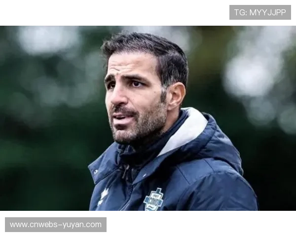 科莫主帅法布雷加斯紧盯巴萨B队中卫昆卡，冬窗引援加剧竞争